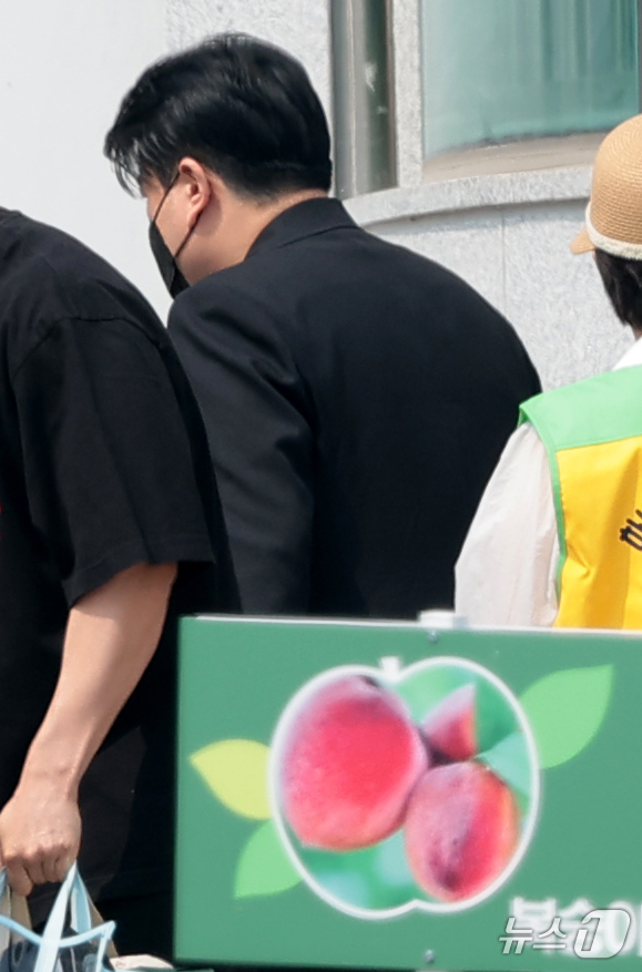 (여주=뉴스1) 권현진 기자 = 가수 김호중(35)이 30일 경기 여주시 소망교도소를 나서고 있다.음주운전 뺑소니 등 혐의로 징역 2년 6개월을 선고받아 복역해 온 김호중은 가석방 …