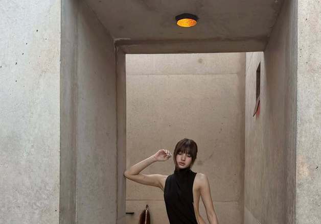 블핑 리사, 등·허리 라인 다 드러낸 파격 드레스…과감 노출 [N샷]