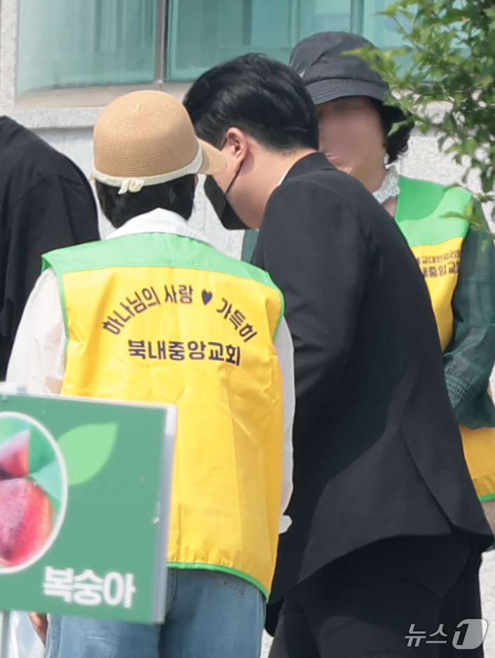 (여주=뉴스1) 권현진 기자 = 가수 김호중(35)이 30일 경기 여주시 소망교도소를 나서고 있다.음주운전 뺑소니 등 혐의로 징역 2년 6개월을 선고받아 복역해 온 김호중은 가석방 …