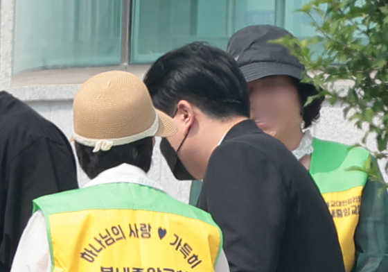 '음주 뺑소니' 김호중, 5개월 앞당겨 가석방 출소