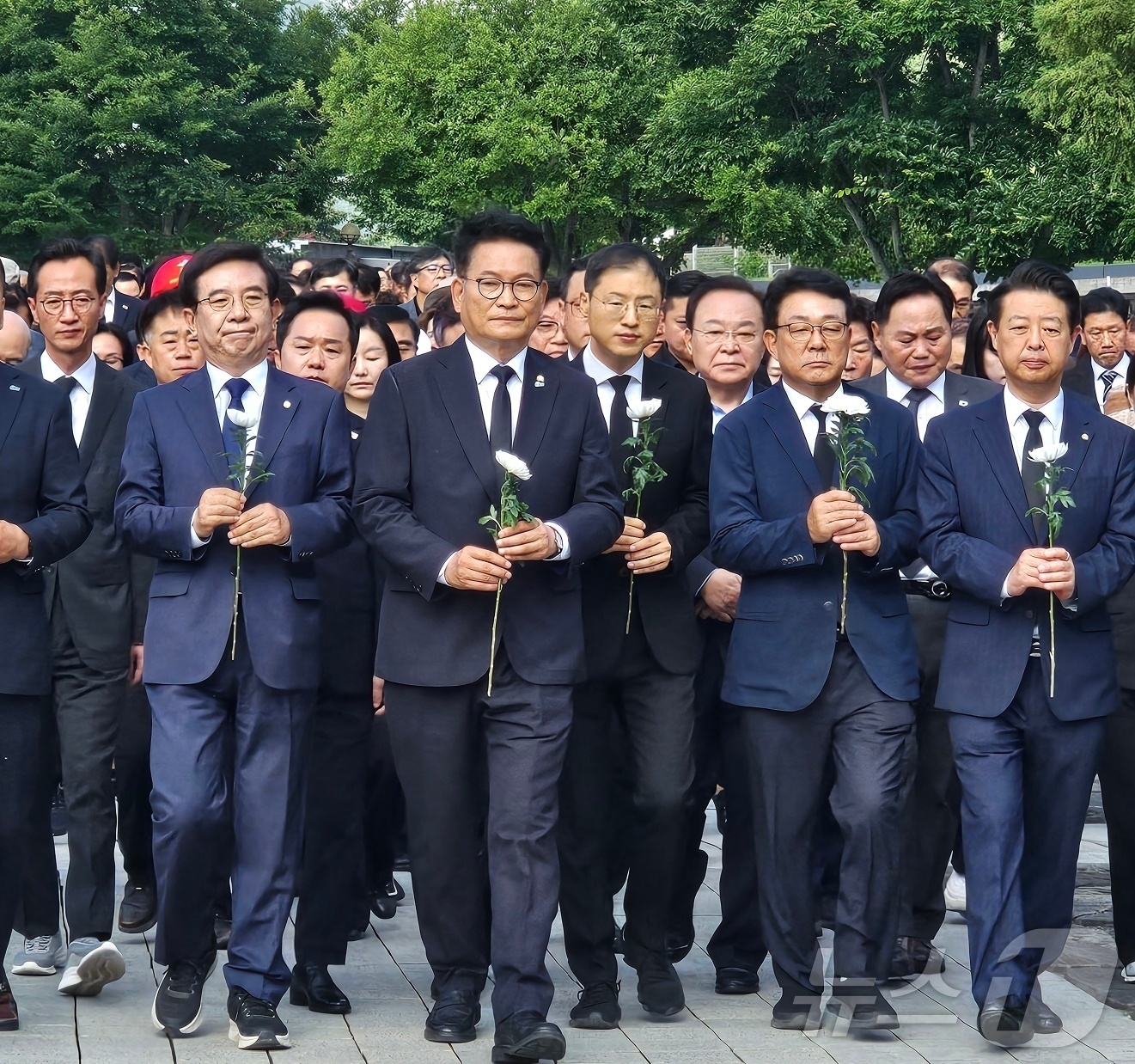 (김해=뉴스1) 박민석 기자 = 송영길 더불어민주당 의원과 김상욱 울산시장 당선인이 30일 경남 김해시 진영읍 봉하마을을 찾아 고 노무현 전 대통령 묘역에 참배하고 있다. 2026 …