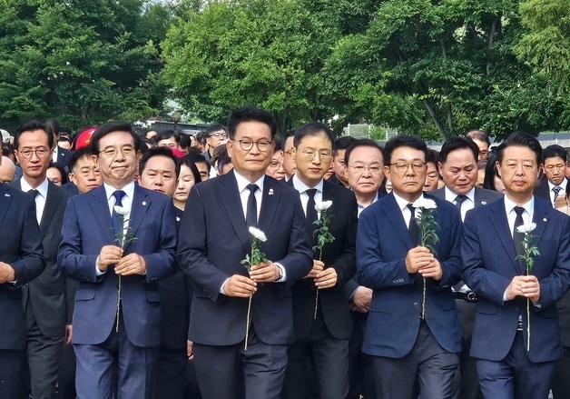 노무현 전 대통령 묘역 찾은 송영길