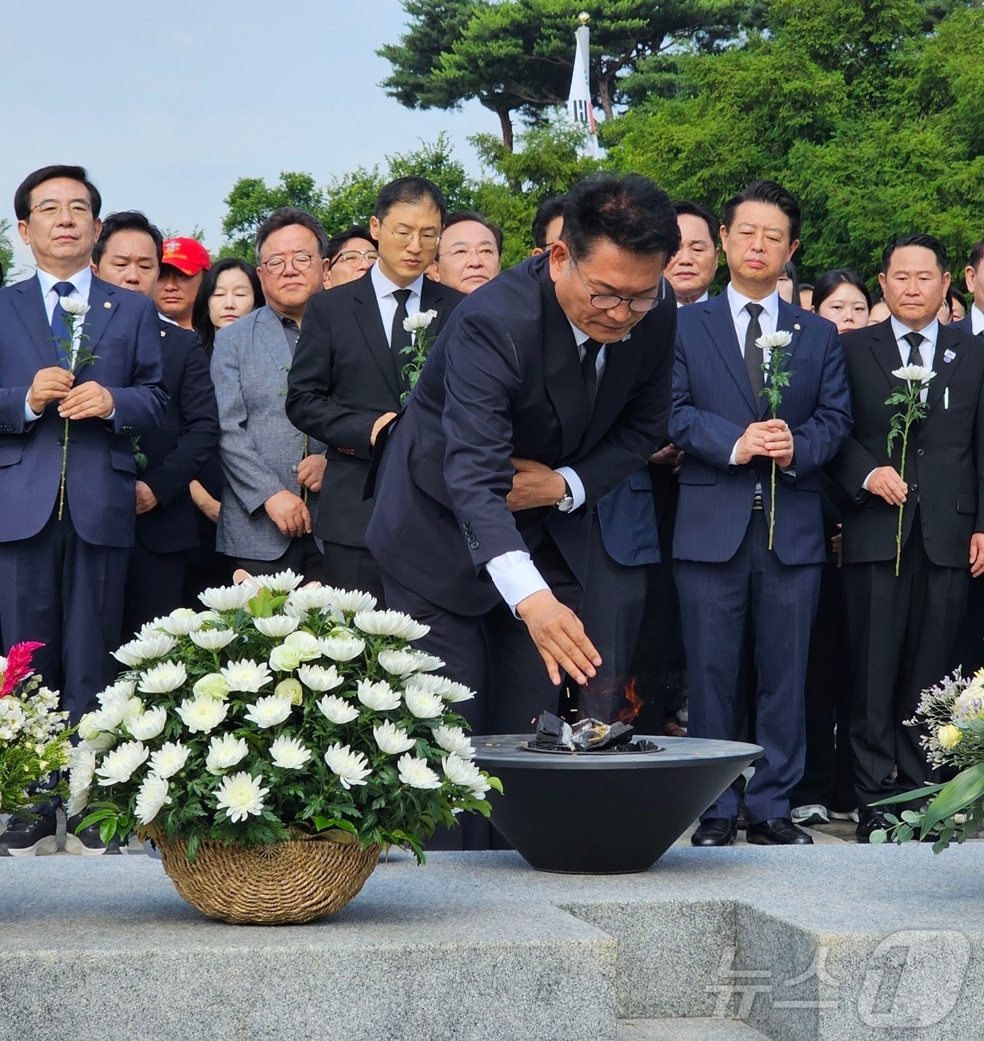 (김해=뉴스1) 박민석 기자 = 송영길 더불어민주당 의원이 30일 경남 김해시 진영읍 봉하마을을 찾아 고 노무현 전 대통령 묘역에 참배하고 있다. 2026.6.30/뉴스1