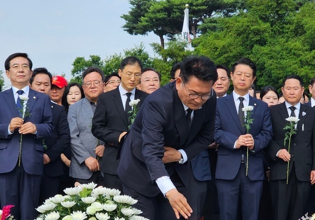 봉하마을 찾은 송영길