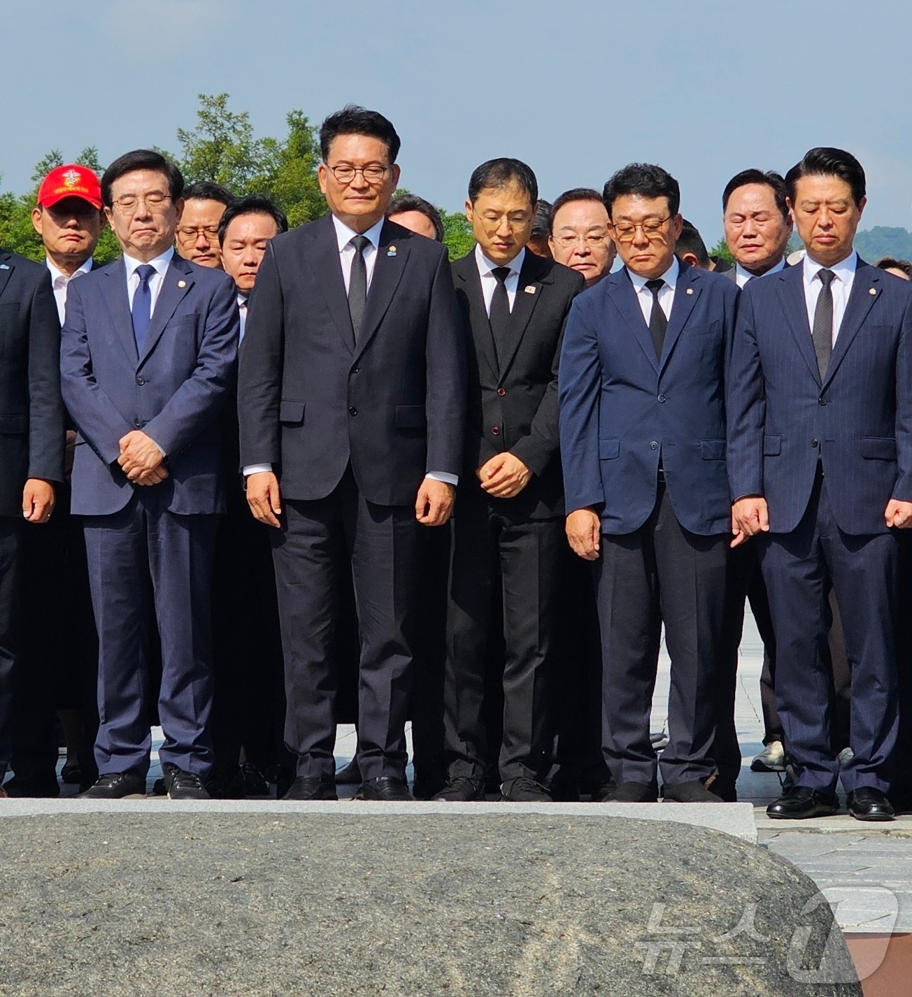 (김해=뉴스1) 박민석 기자 = 송영길 더불어민주당 의원과 김상욱 울산시장 당선인이 30일 경남 김해시 진영읍 봉하마을을 찾아 고 노무현 전 대통령 묘역에 참배하고 있다. 2026 …