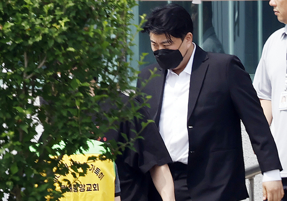 '음주 뺑소니' 김호중 가석방, 2년 1개월만에 조용히 사회로…팬들도 찾아(종합)