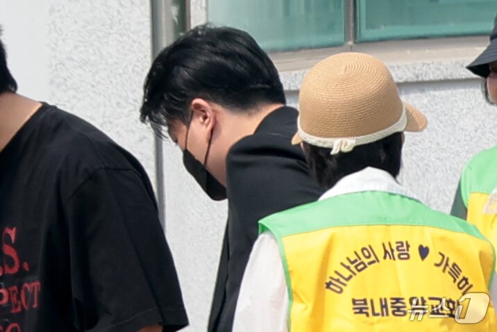 본문 이미지 - 가수 김호중(35)이 30일 경기 여주시 소망교도소를 나서고 있다. 음주운전 뺑소니 등 혐의로 징역 2년 6개월을 선고받아 복역해 온 김호중은 가석방 심사를 통과해 당초보다 약 5개월 앞서 사회로 복귀했다. 2026.6.30 ⓒ 뉴스1 권현진 기자