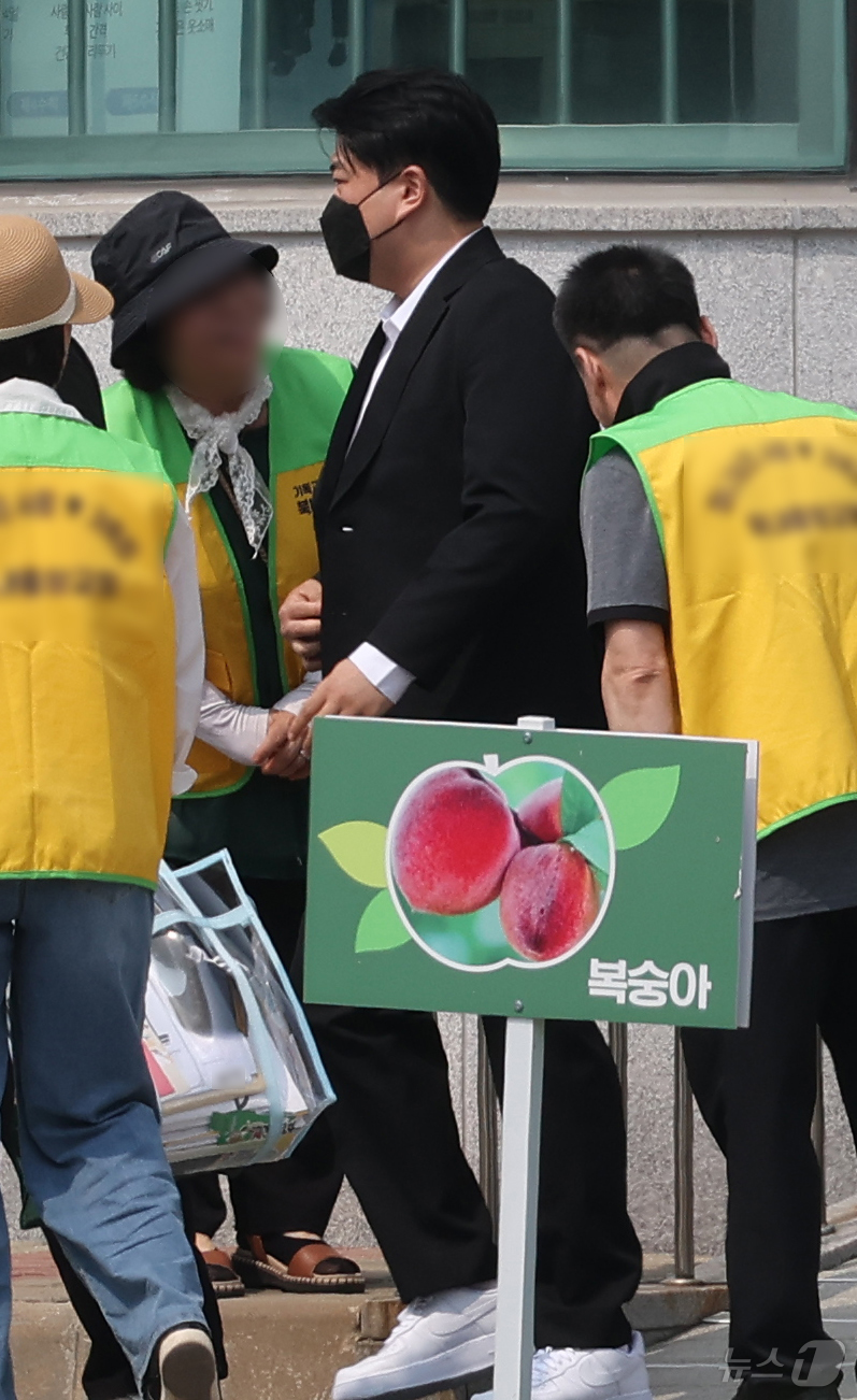 (여주=뉴스1) 권현진 기자 = 음주 운전 뺑소니 혐의로 복역 중이던 가수 김호중(35)이 30일 경기 여주시 소망교도소에서 가석방으로 출소하고 있다.김호중은 본래 1·2심에서 2 …