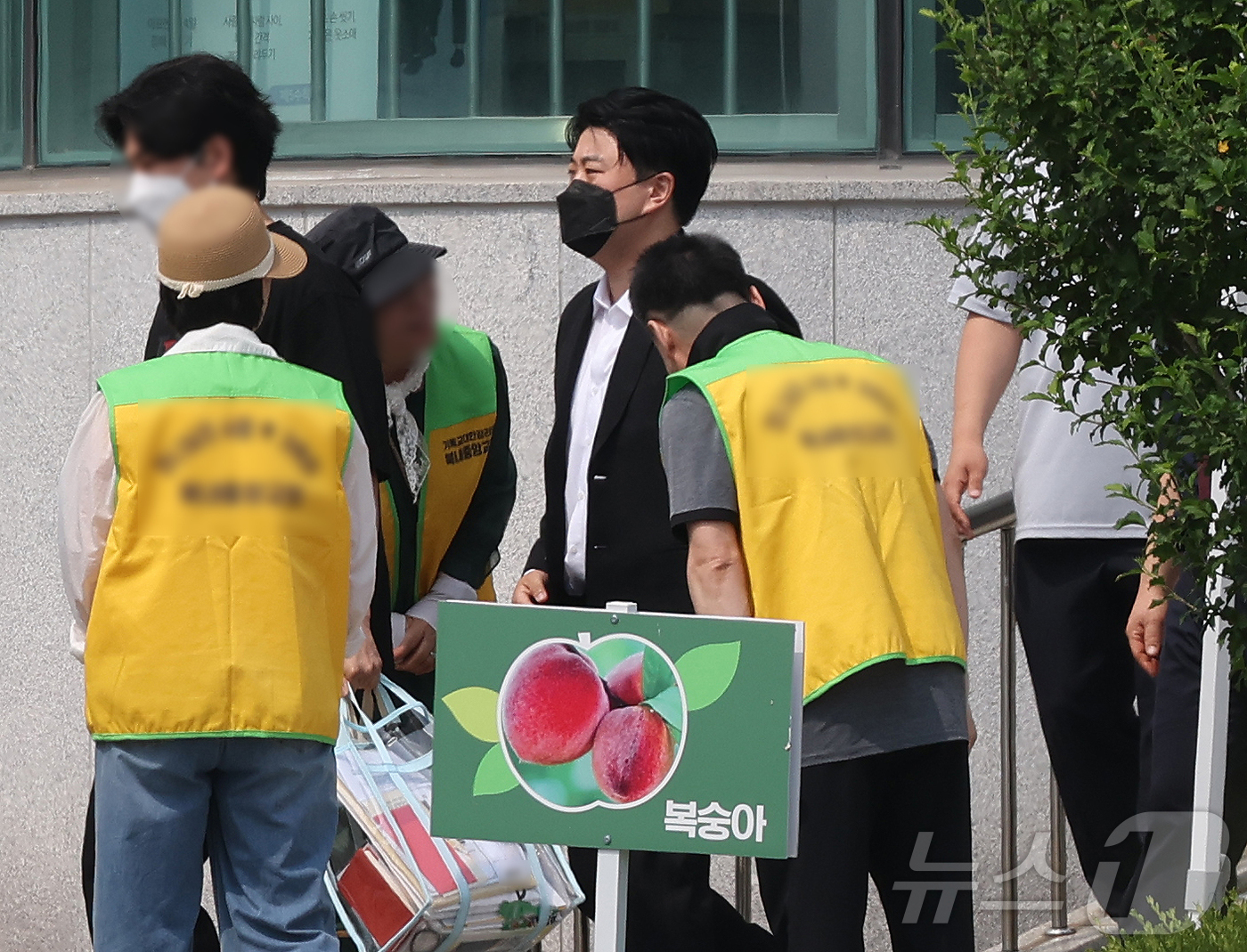 (여주=뉴스1) 권현진 기자 = 음주 운전 뺑소니 혐의로 복역 중이던 가수 김호중(35)이 30일 경기 여주시 소망교도소에서 가석방으로 출소하고 있다.김호중은 본래 1·2심에서 2 …