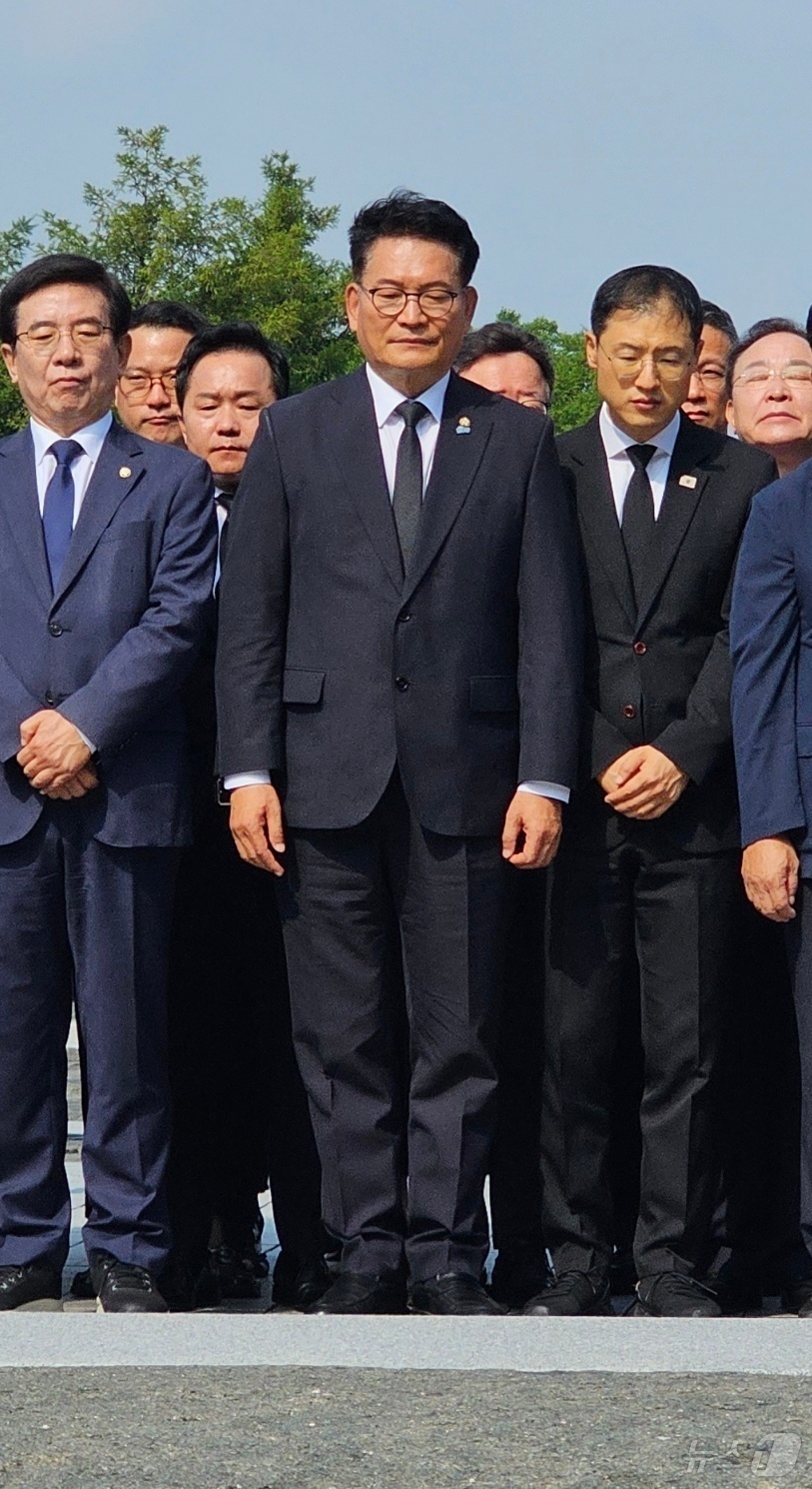 (김해=뉴스1) 박민석 기자 = 송영길 더불어민주당 의원이 30일 경남 김해시 진영읍 봉하마을을 찾아 고 노무현 전 대통령 묘역에 참배하고 있다. 2026.6.30/뉴스1