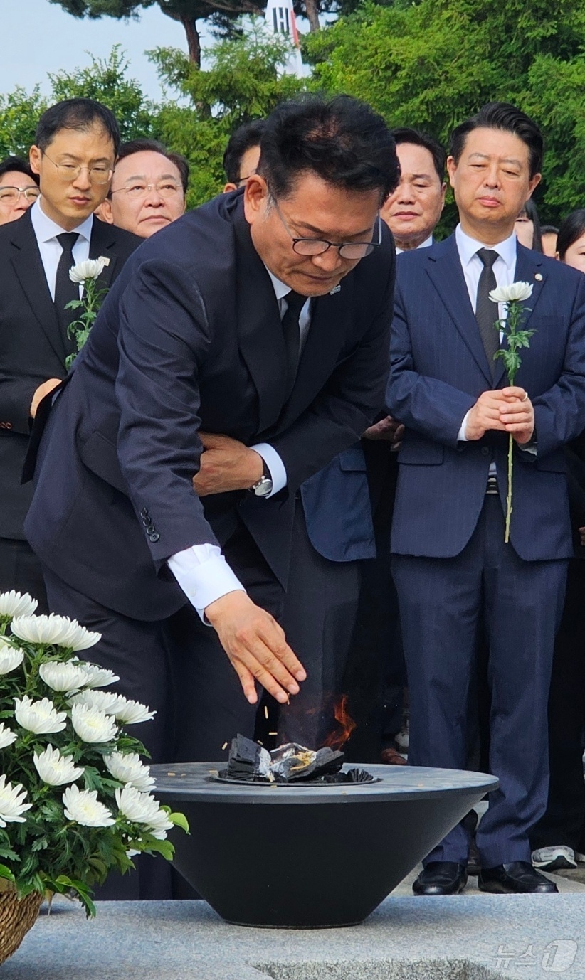(김해=뉴스1) 박민석 기자 = 송영길 더불어민주당 의원이 30일 경남 김해시 진영읍 봉하마을을 찾아 고 노무현 전 대통령 묘역에 참배하고 있다. 2026.6.30/뉴스1