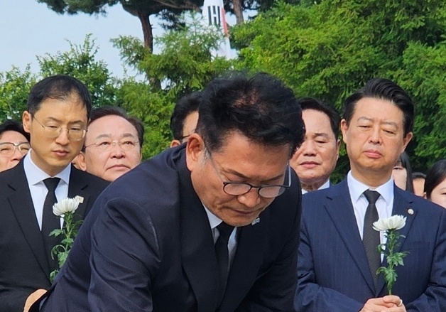 노 전 대통령 묘역 찾은 송영길