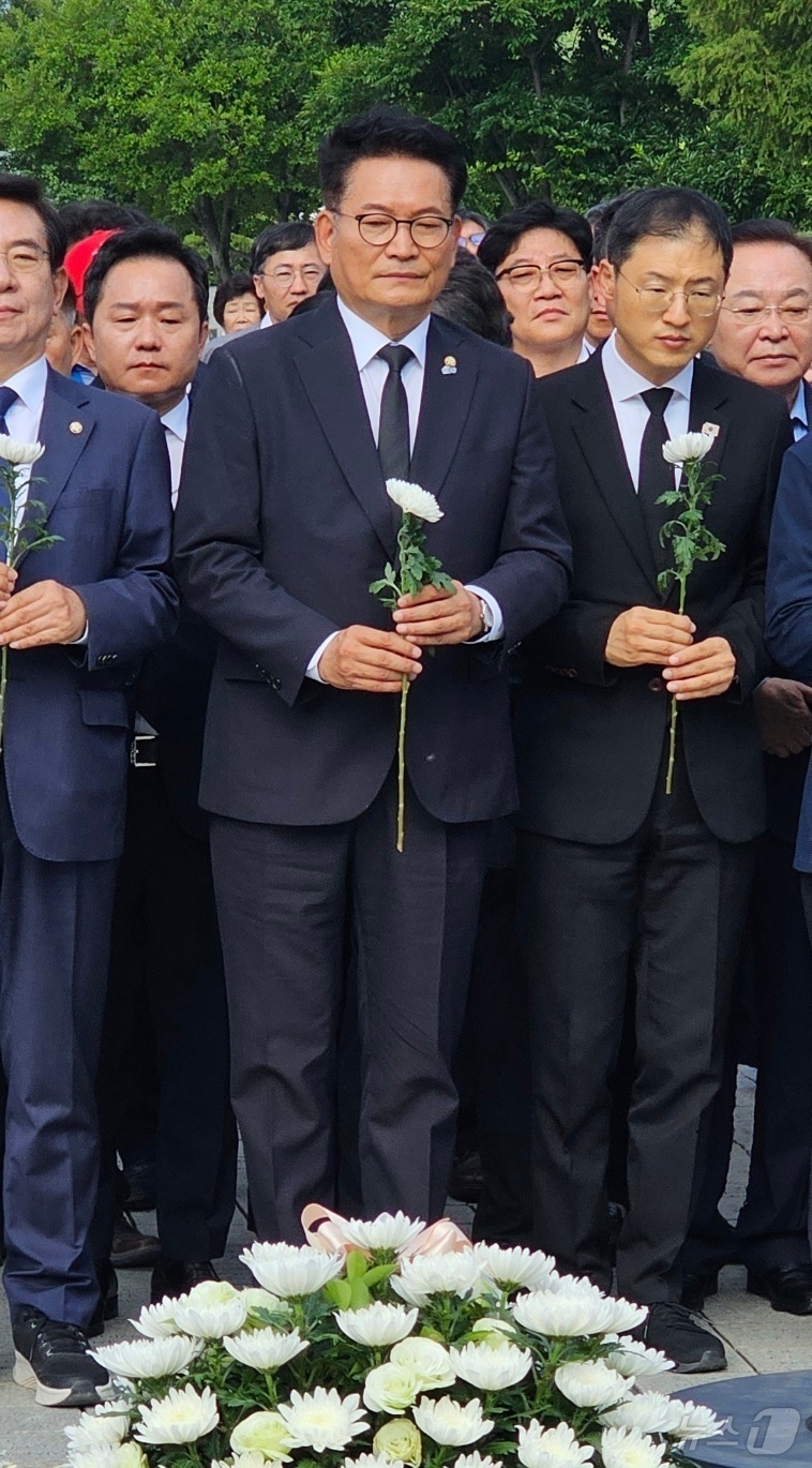 (김해=뉴스1) 박민석 기자 = 송영길 더불어민주당 의원이 30일 경남 김해시 진영읍 봉하마을을 찾아 고 노무현 전 대통령 묘역에 참배하고 있다. 2026.6.30/뉴스1