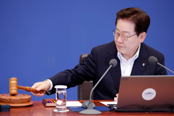 李대통령 "공공부문 차량 제한, 공직자 가혹하게 희생…다 풀어주자"