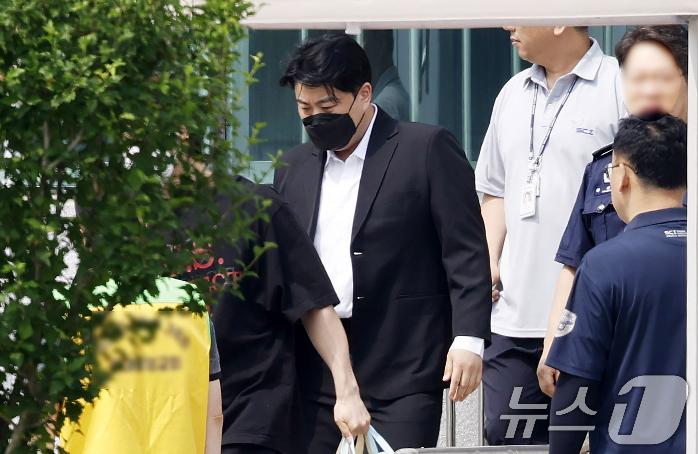 (여주=뉴스1) 권현진 기자 = 음주 운전 뺑소니 혐의로 복역 중이던 가수 김호중(35)이 30일 경기 여주시 소망교도소에서 가석방으로 출소하고 있다.김호중은 본래 1·2심에서 2 …