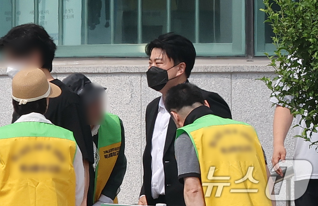 (여주=뉴스1) 권현진 기자 = 음주 운전 뺑소니 혐의로 복역 중이던 가수 김호중(35)이 30일 경기 여주시 소망교도소에서 가석방으로 출소하고 있다.김호중은 본래 1·2심에서 2 …