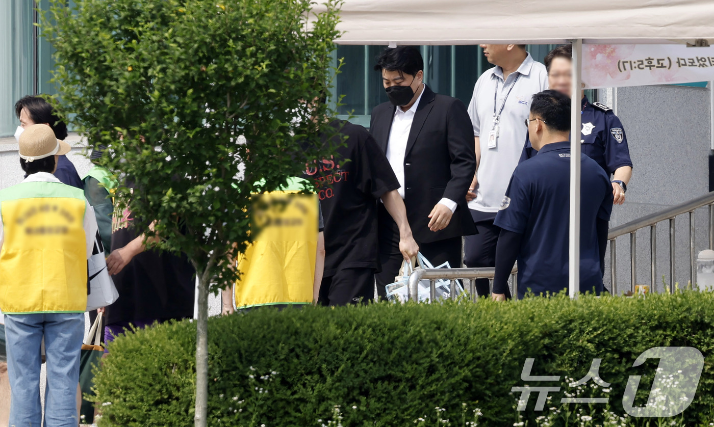 (여주=뉴스1) 권현진 기자 = 음주 운전 뺑소니 혐의로 복역 중이던 가수 김호중(35)이 30일 경기 여주시 소망교도소에서 가석방으로 출소하고 있다.김호중은 본래 1·2심에서 2 …