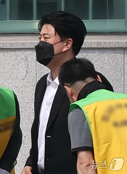 (여주=뉴스1) 권현진 기자 = 음주 운전 뺑소니 혐의로 복역 중이던 가수 김호중(35)이 30일 경기 여주시 소망교도소에서 가석방으로 출소하고 있다.김호중은 본래 1·2심에서 2 …