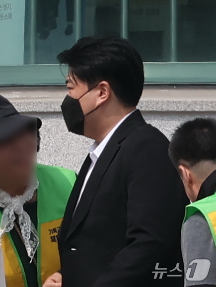 (여주=뉴스1) 권현진 기자 = 음주 운전 뺑소니 혐의로 복역 중이던 가수 김호중(35)이 30일 경기 여주시 소망교도소에서 가석방으로 출소하고 있다.김호중은 본래 1·2심에서 2 …