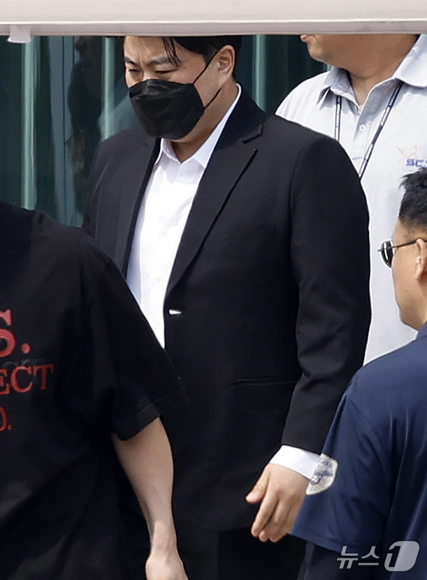 (여주=뉴스1) 권현진 기자 = 음주 운전 뺑소니 혐의로 복역 중이던 가수 김호중(35)이 30일 경기 여주시 소망교도소에서 가석방으로 출소하고 있다.김호중은 본래 1·2심에서 2 …