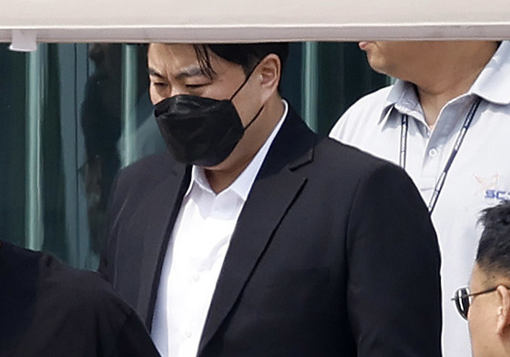 '음주 뺑소니' 김호중, 가석방 출소
