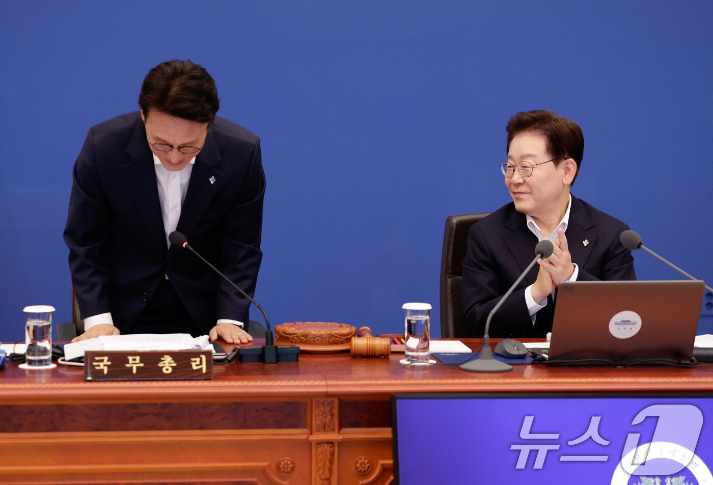 본문 이미지 - 이재명 대통령이 30일 청와대에서 열린 국무회의 겸 비상경제점검회의에서 김민석 국무총리의 인사에 박수를 보내고 있다. 2026.6.30 ⓒ 뉴스1 이재명 기자