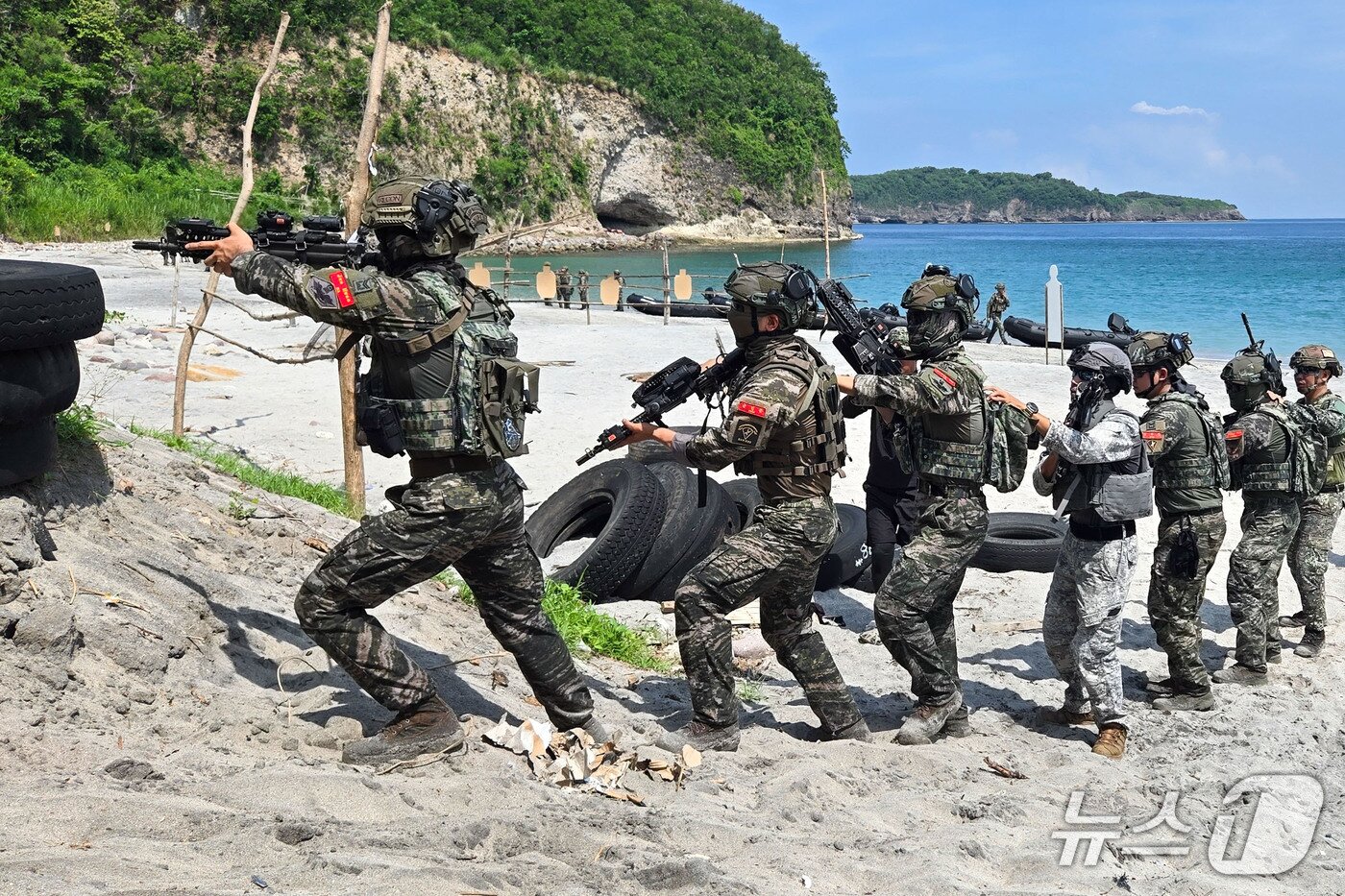 본문 이미지 - 필리핀 루손섬 일대에서 '2026 카만닥(KAMANDAG) 훈련'이 이어지고 있는 20일 한국·필리핀 해병대 장병들이 상륙기습훈련을 실시하고 있다. (해병대사령부 제공. 재판매 및 DB금지)