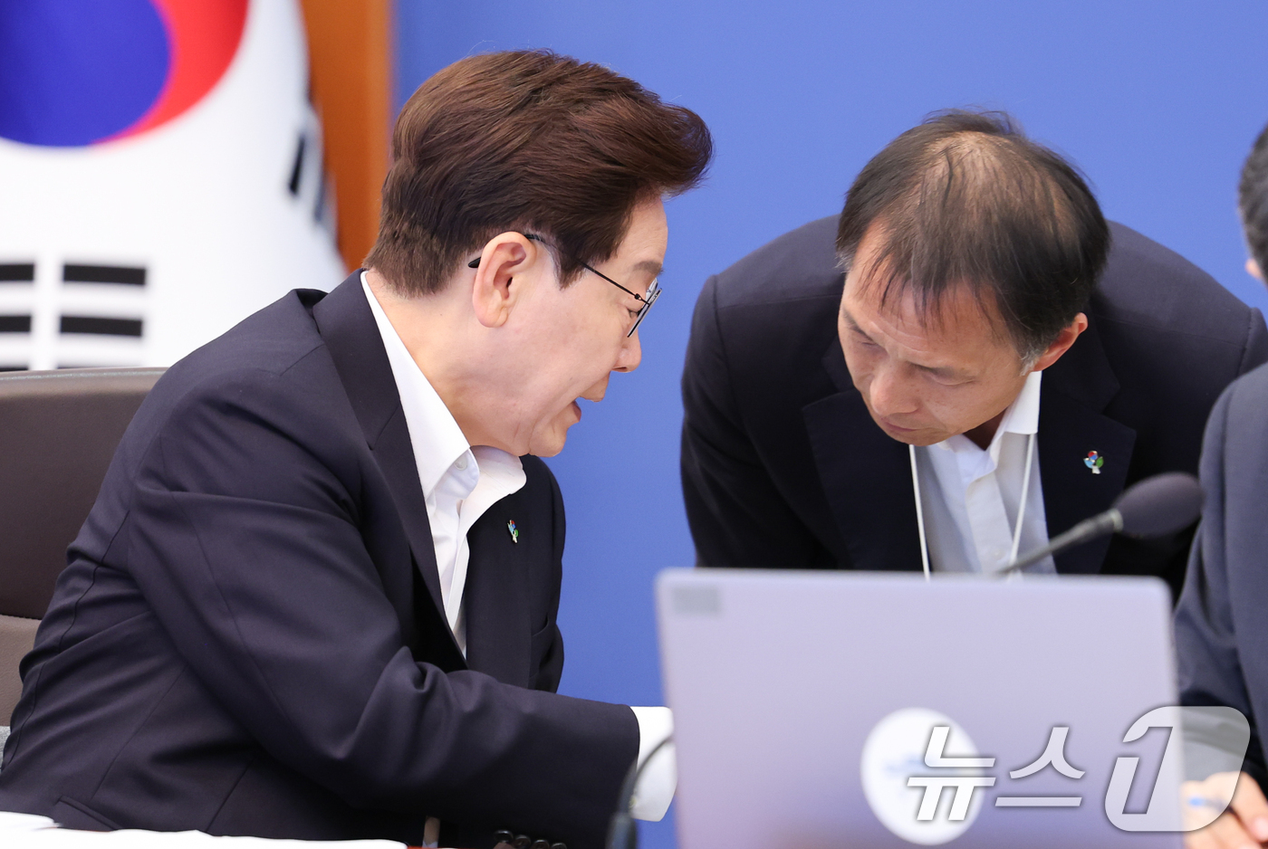 (서울=뉴스1) 이재명 기자 = 이재명 대통령이 30일 청와대에서 열린 국무회의 겸 비상경제점검회의에서 송기호 국가안보실 제3차장과 대화하고 있다. 2026.6.30/뉴스1