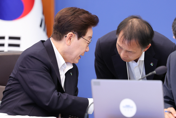 송기호 안보 3차장과 대화하는 이재명 대통령