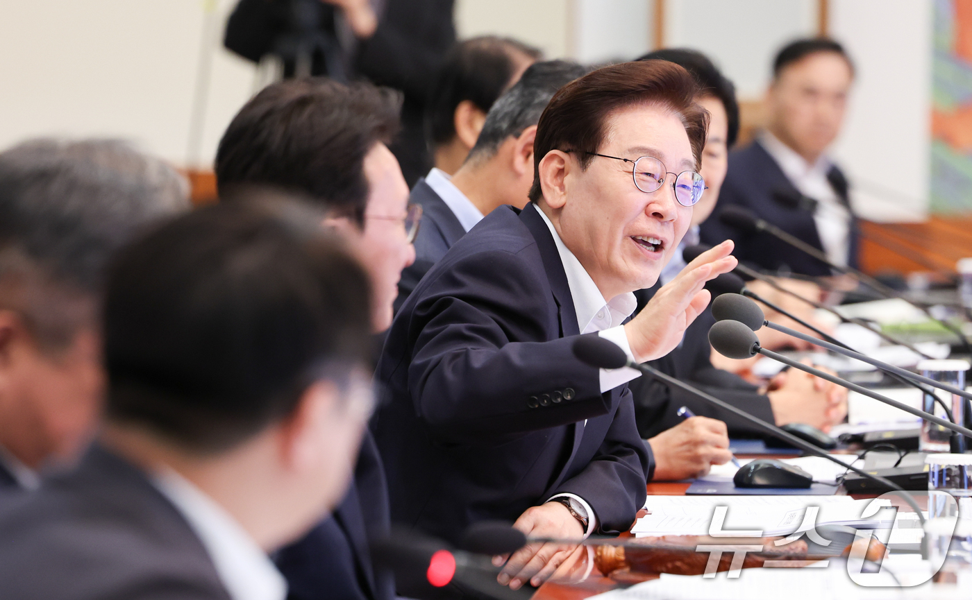 (서울=뉴스1) 이재명 기자 = 이재명 대통령이 30일 청와대에서 열린 국무회의 겸 비상경제점검회의에서 발언하고 있다. 2026.6.30/뉴스1