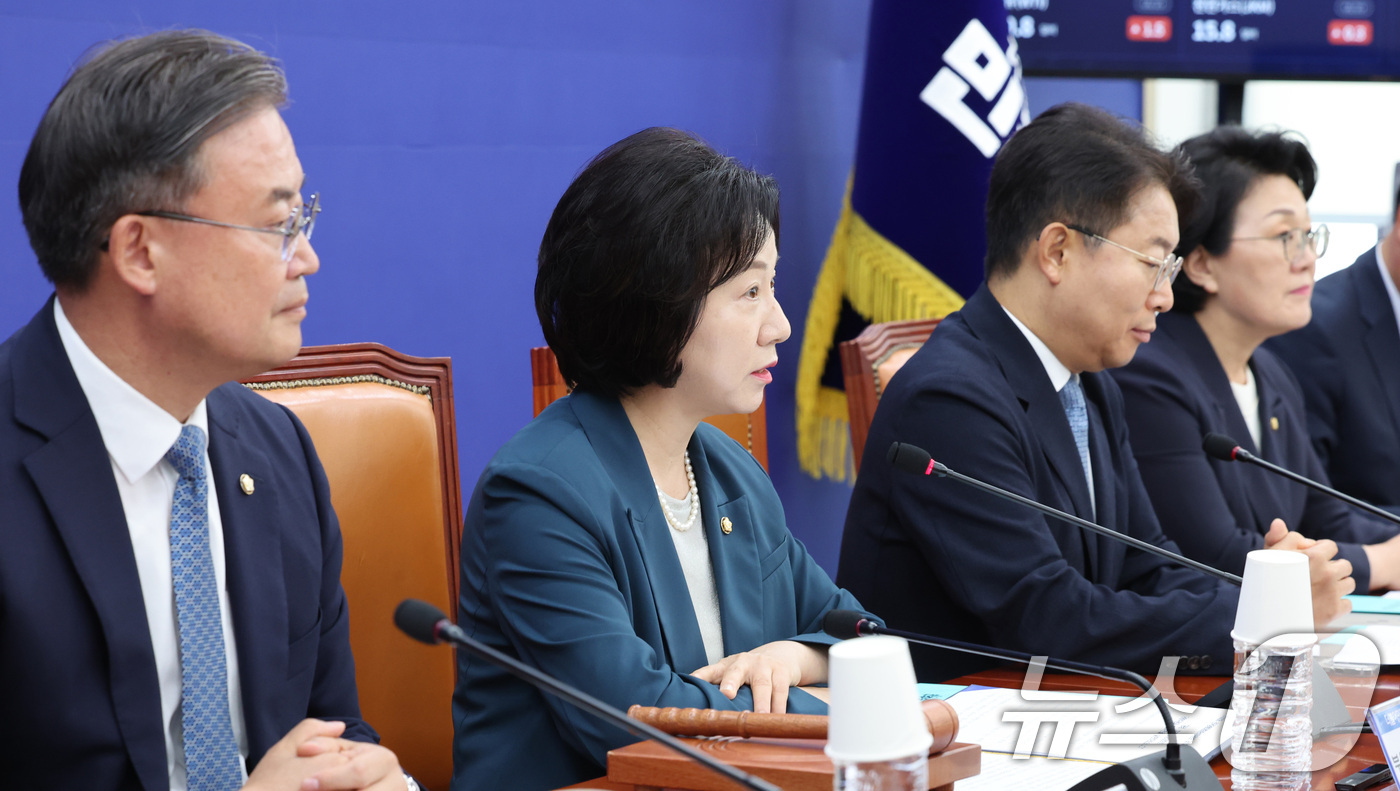 (서울=뉴스1) 신웅수 기자 = 송옥주 더불어민주당 전국당원대회준비위원회 부위원장이 30일 서울 여의도 국회에서 열린 위원회 1차 회의에서 발언하고 있다. 2026.6.30/뉴스1 …