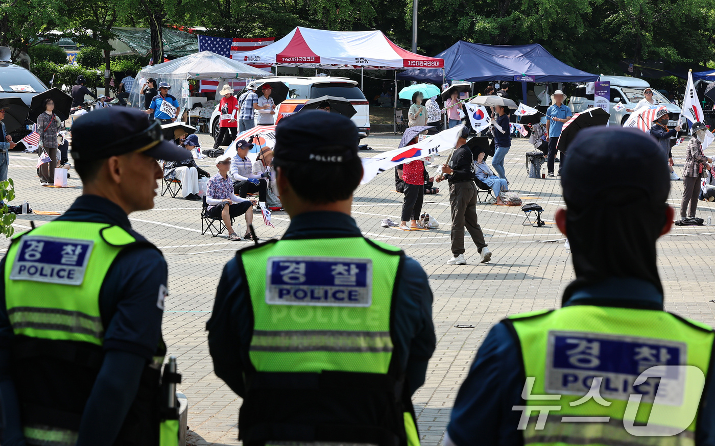(서울=뉴스1) 김도우 기자 = 6·3 지방선거 투표용지 부족사태로 인한 '잠실 봉쇄시위'가 26일째를 맞은 30일 서울 송파구 올림픽공원 핸드볼경기장 인근에서 참가자들이 재선거를 …