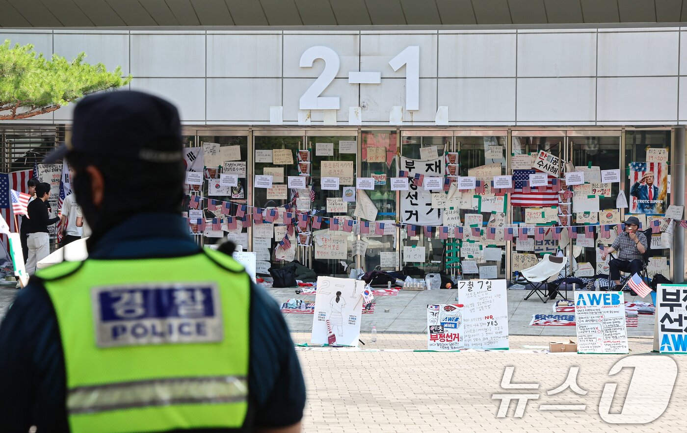 본문 이미지 - 6·3 지방선거 투표용지 부족사태로 인한 '잠실 봉쇄시위'가 26일째를 맞은 30일 서울 송파구 올림픽공원 핸드볼경기장 출입구가 막혀 있다. 2026.6.30 ⓒ 뉴스1 김도우 기자