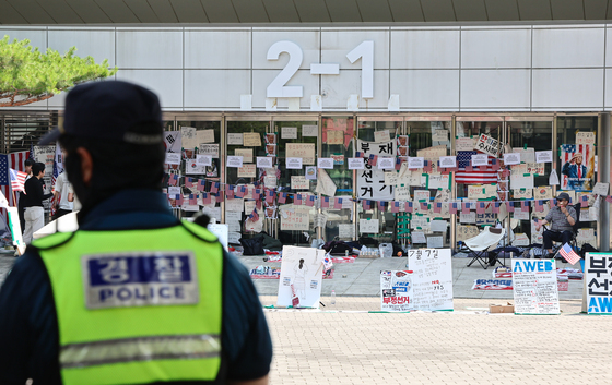 '잠실 개표소 시위' 경찰관 폭행 20대 2명 구속영장 신청