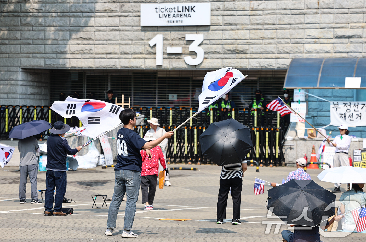 (서울=뉴스1) 김도우 기자 = 6·3 지방선거 투표용지 부족사태로 인한 '잠실 봉쇄시위'가 26일째를 맞은 30일 서울 송파구 올림픽공원 핸드볼경기장 인근에서 참가자들이 재선거를 …