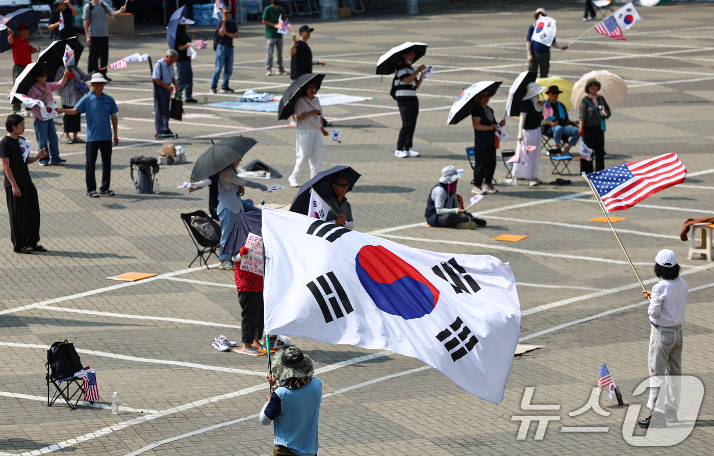 (서울=뉴스1) 김도우 기자 = 6·3 지방선거 투표용지 부족사태로 인한 '잠실 봉쇄시위'가 26일째를 맞은 30일 서울 송파구 올림픽공원 핸드볼경기장 인근에서 참가자들이 재선거를 …