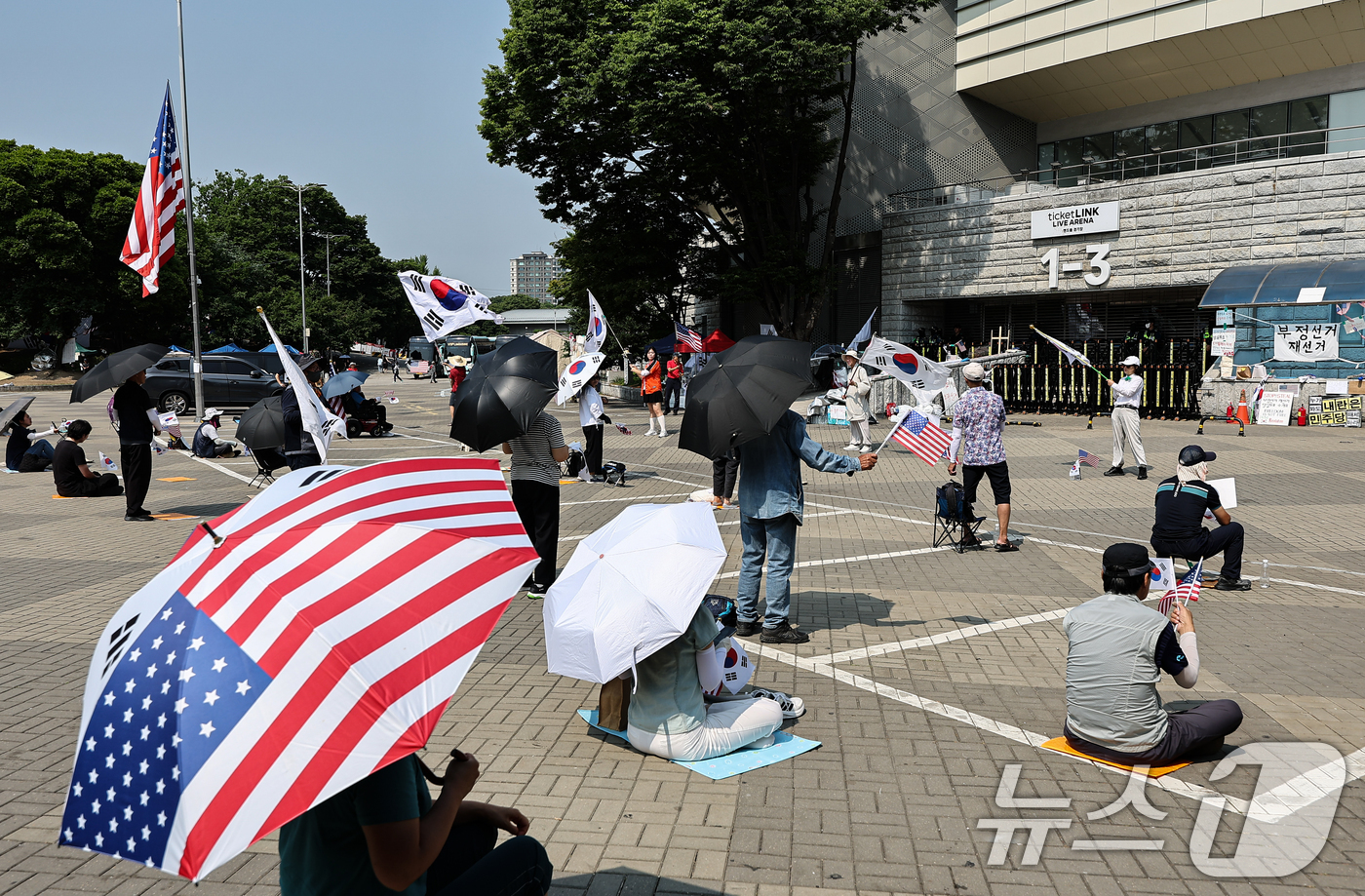 (서울=뉴스1) 김도우 기자 = 6·3 지방선거 투표용지 부족사태로 인한 '잠실 봉쇄시위'가 26일째를 맞은 30일 서울 송파구 올림픽공원 핸드볼경기장 인근에서 참가자들이 재선거를 …