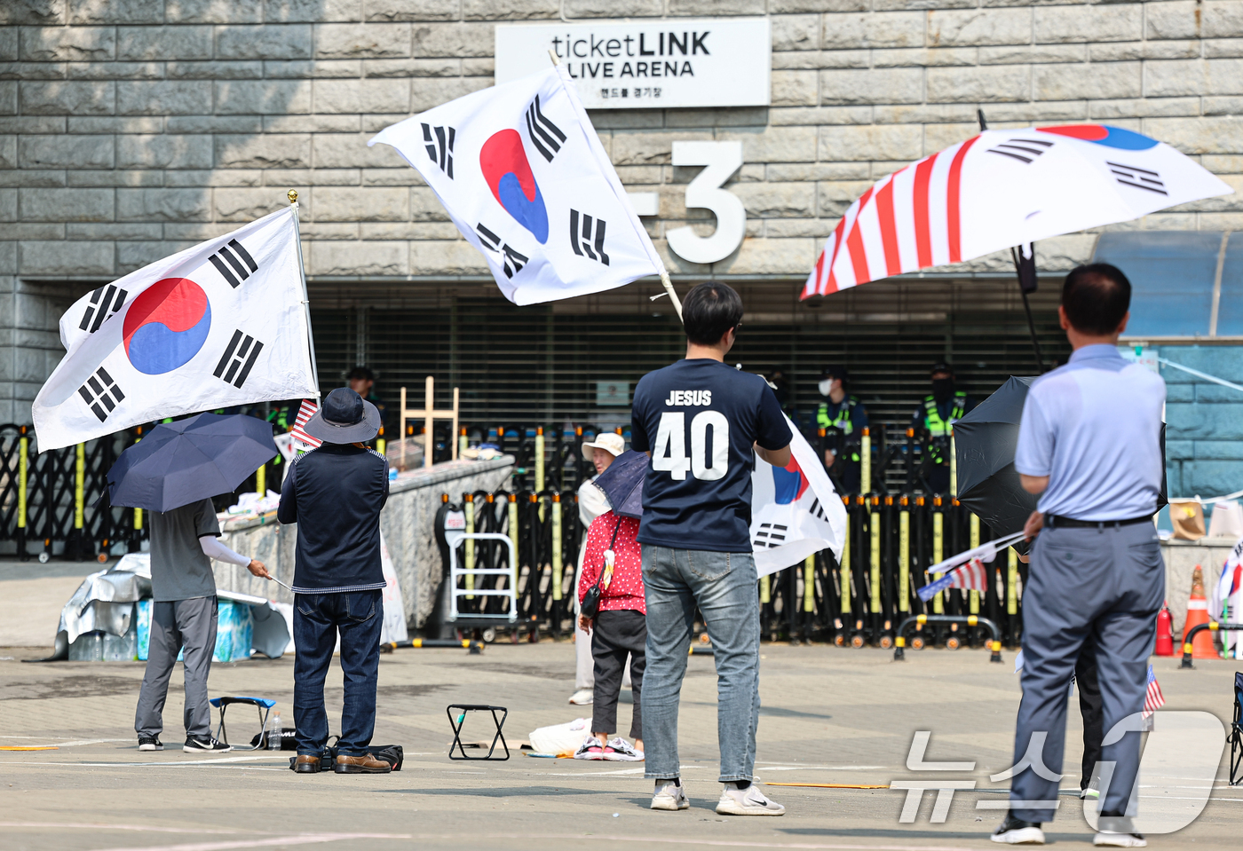 (서울=뉴스1) 김도우 기자 = 6·3 지방선거 투표용지 부족사태로 인한 '잠실 봉쇄시위'가 26일째를 맞은 30일 서울 송파구 올림픽공원 핸드볼경기장 인근에서 참가자들이 재선거를 …