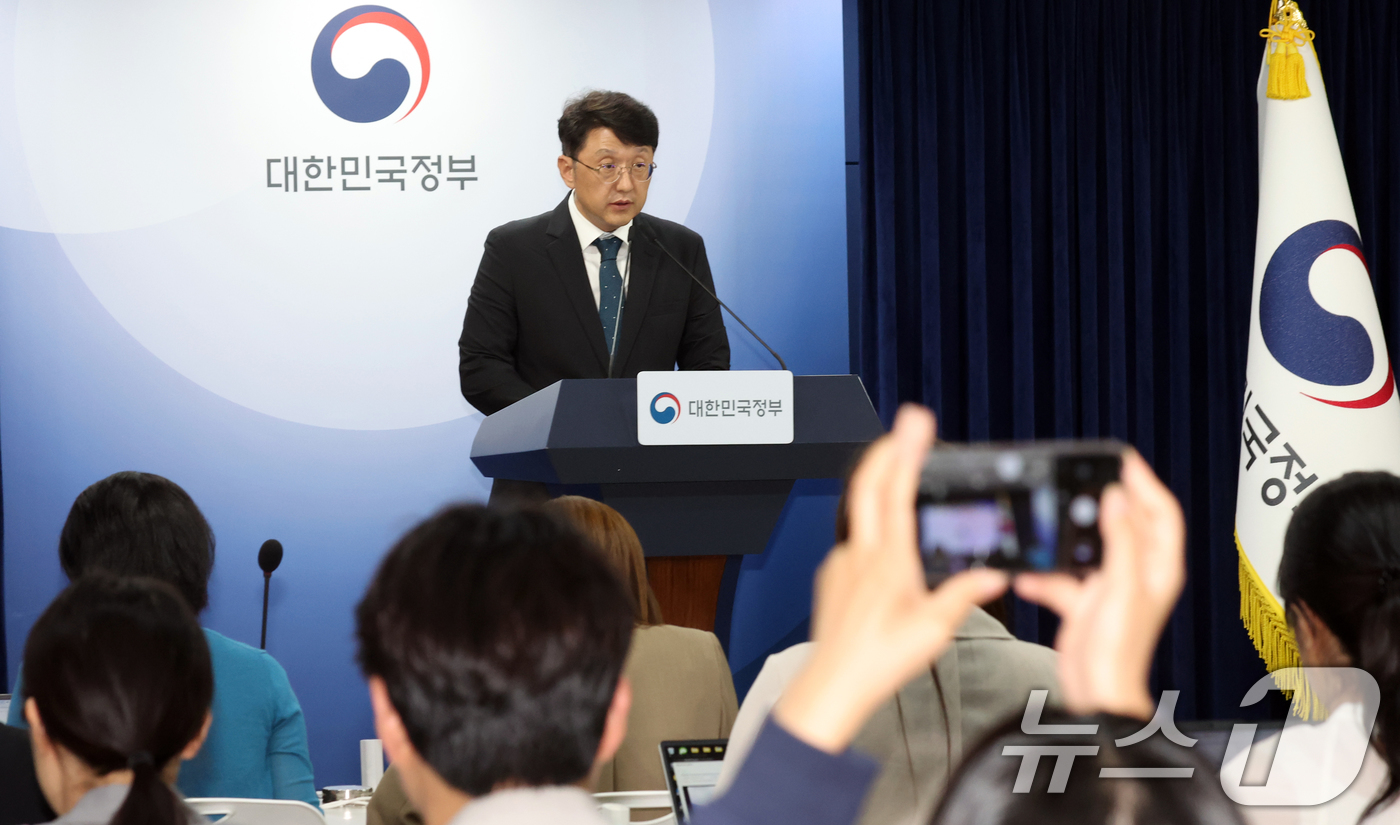 (서울=뉴스1) 김명섭 기자 = 최우혁 과학기술정보통신부 정보보호네트워크정책실장이 30일 오전 서울 종로구 세종대로 정부서울청사에서 휴대전화 부정사용 방지 대책(안면인증 등 관련) …