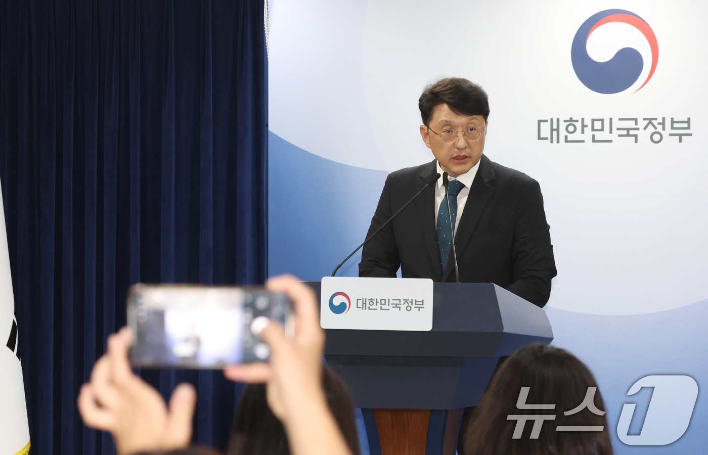 (서울=뉴스1) 김명섭 기자 = 최우혁 과학기술정보통신부 정보보호네트워크정책실장이 30일 오전 서울 종로구 세종대로 정부서울청사에서 휴대전화 부정사용 방지 대책(안면인증 등 관련) …