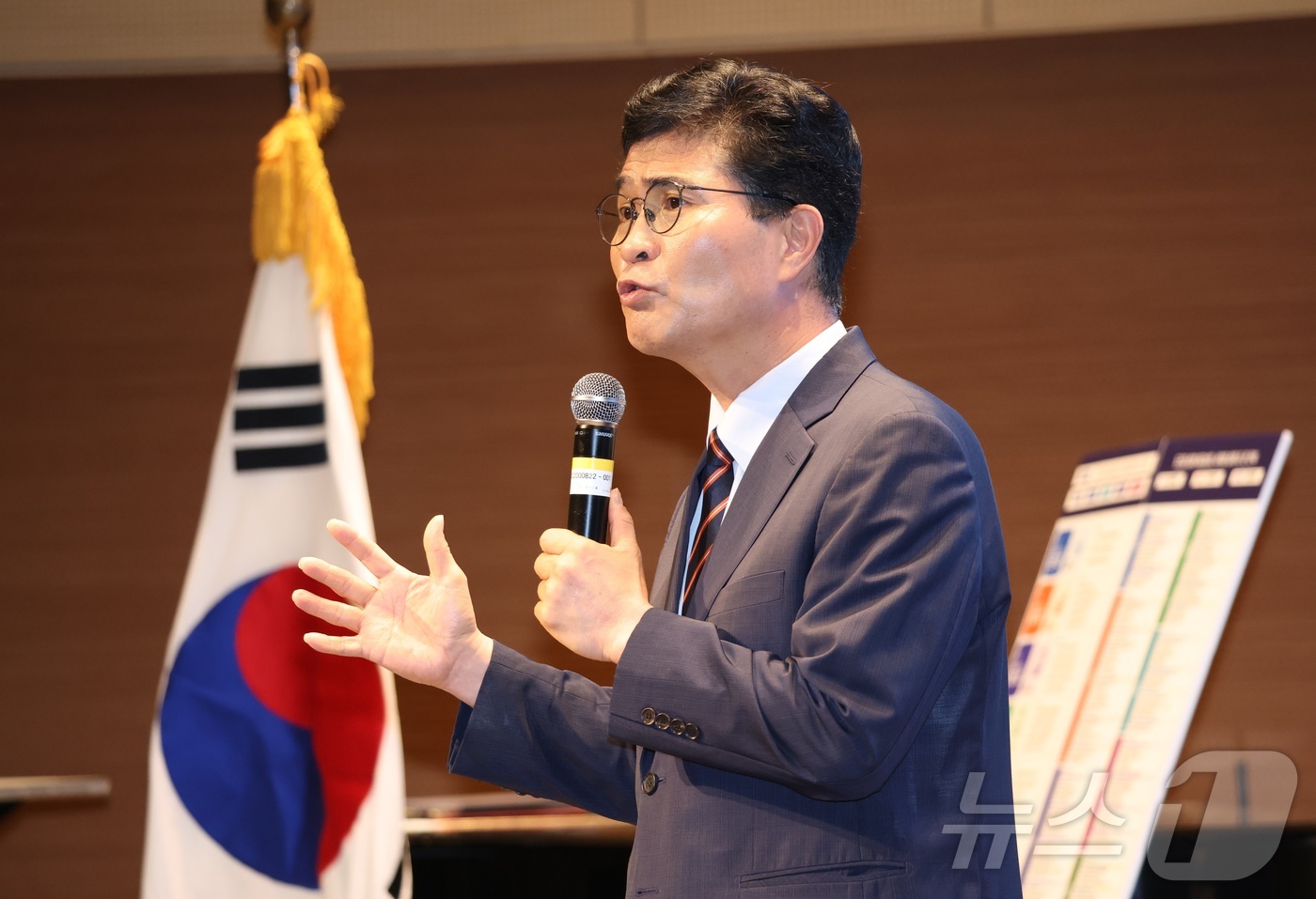 (전주=뉴스1) 유경석 기자 = 이원택 전북특별자치도지사 당선인이 30일 전북 전주시 전주대학교 스타센터에서 열린 전북도지사직 인수위원회 최종보고회에서 인사말을 하고 있다. 202 …