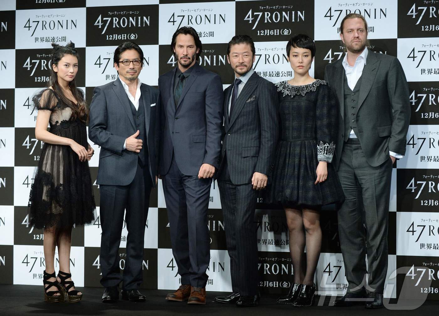 (도쿄 AFP=뉴스1) 윤다정 기자 = 2013년 11월 18일 일본 도쿄에서 열린 영화 '47 로닌' 홍보 행사에서 감독 칼 린쉬(왼쪽 6번째)가 키아누 리브스를 비롯한 출연 배 …