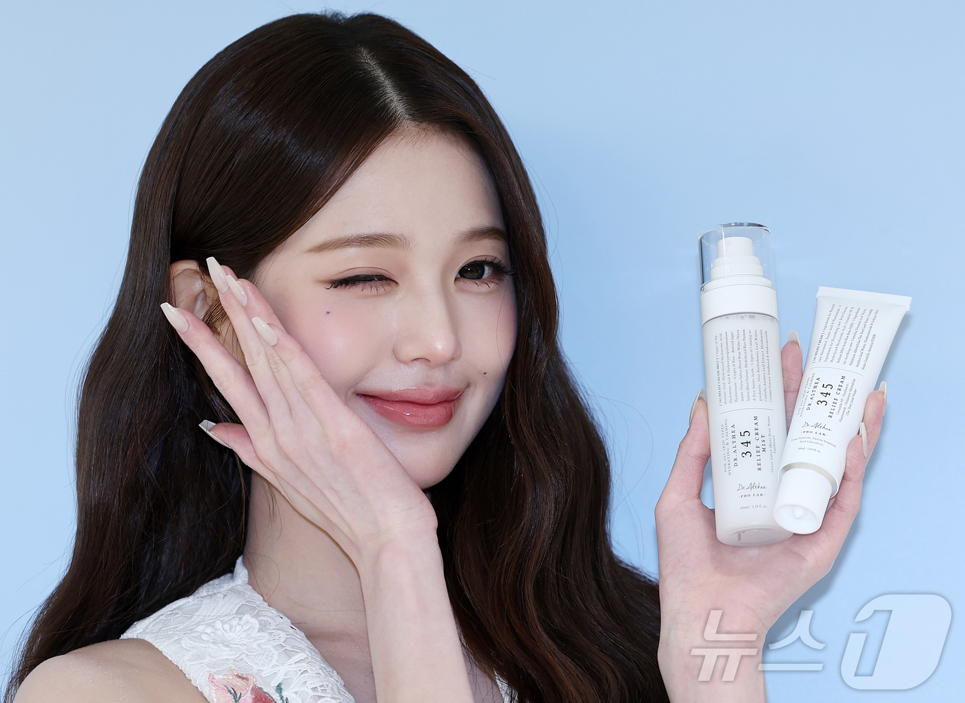 (서울=뉴스1) 김진환 기자 = 아이브 장원영이 30일 서울 용산구 한남동 닥터엘시아 플래그십 스토어에서 열린 포토행사에 참석해 포즈를 취하고 있다. 2026.6.30/뉴스1