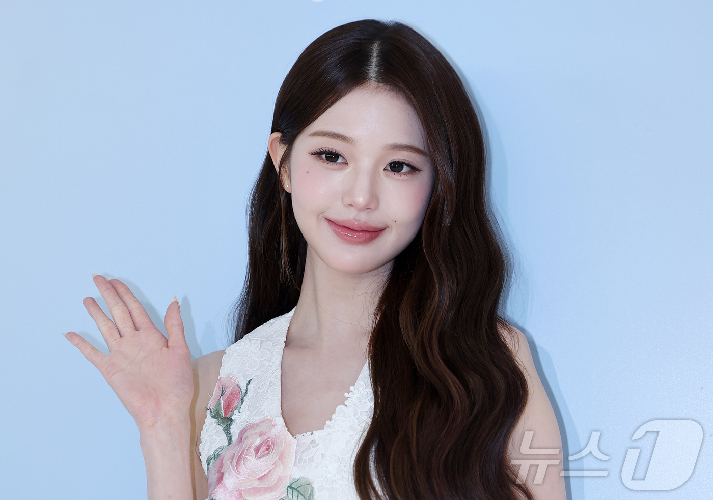 (서울=뉴스1) 김진환 기자 = 아이브 장원영이 30일 서울 용산구 한남동 닥터엘시아 플래그십 스토어에서 열린 포토행사에 참석해 포즈를 취하고 있다. 2026.6.30/뉴스1