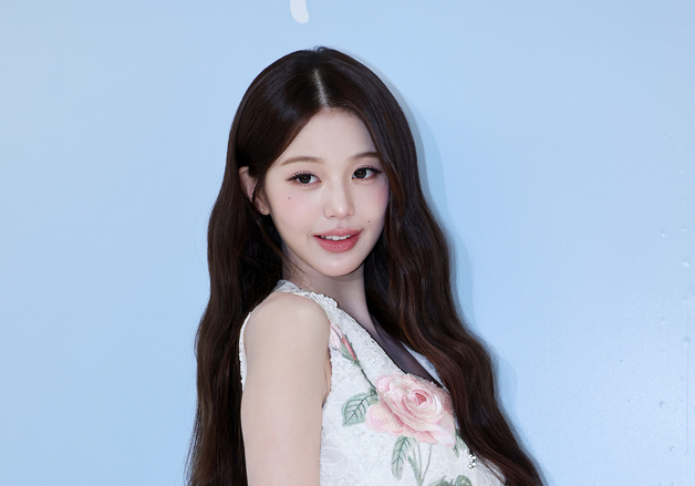 포즈 취하는 아이브 장원영