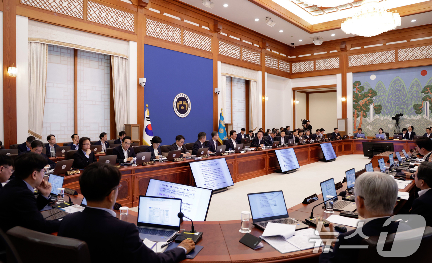 (서울=뉴스1) 이재명 기자 = 이재명 대통령이 30일 청와대에서 열린 국무회의 겸 비상경제점검회의에서 발언하고 있다. 2026.6.30/뉴스1