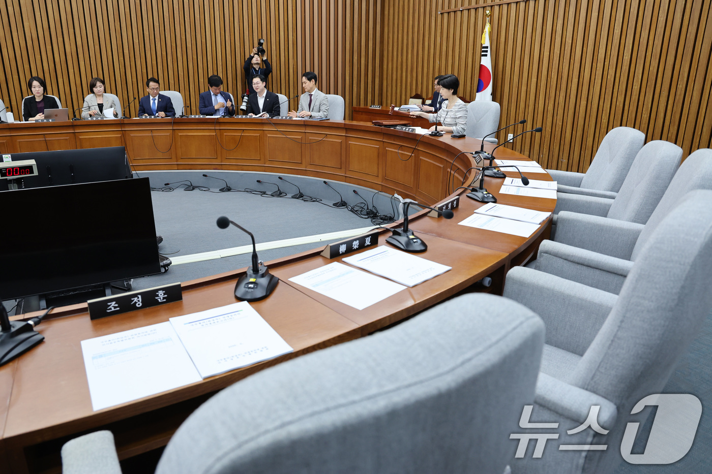 (서울=뉴스1) 신웅수 기자 = 백혜련 위원장이 30일 서울 여의도 국회에서 열린 국무총리(한성숙)임명동의에관한인사청문특별위원회 전체회의에서 국민의힘 의원들이 불참한 가운데 심사경 …