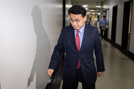 선관위 국조 여야 협의 위해 위원장실 들어서는 윤상현 위원장