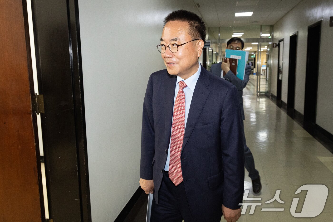 본문 이미지 - 서범수 국회 제9회 전국 동시 지방선거 투표용지 부족사태 등 국민참정권 침해 진상규명 및 선거관리 개혁을 위한 국정조사특별위원회 국민의힘 간사가 30일 서울 여의도 국회에서 국조특위 일정 및 증인 출석 관련 여야 간사 협의를 위해 위원장실로 들어서고 있다. 2026.6.30 ⓒ 뉴스1 유승관 기자