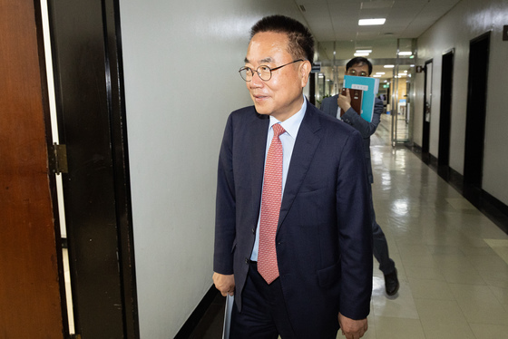 선관위 국조 위원장실 들어서는 서범수 국민의힘 간사